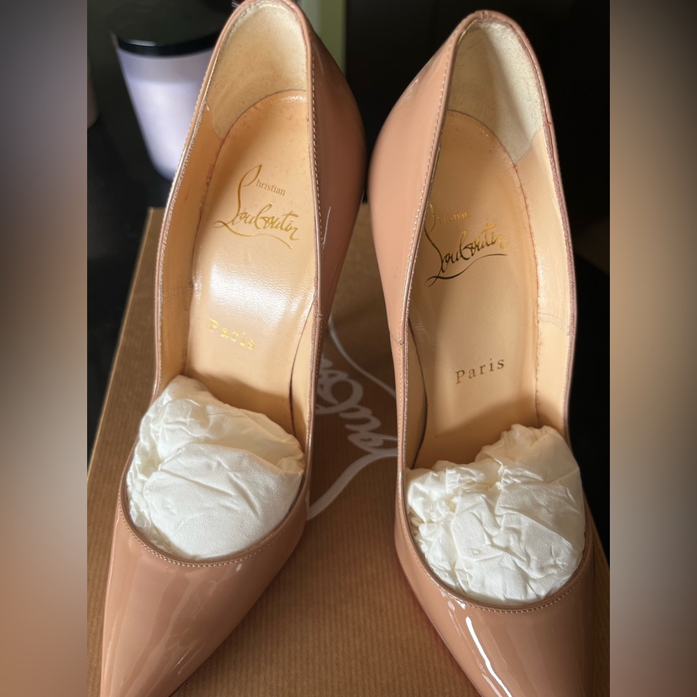 Beautiful beige Louboutin excellent condition.